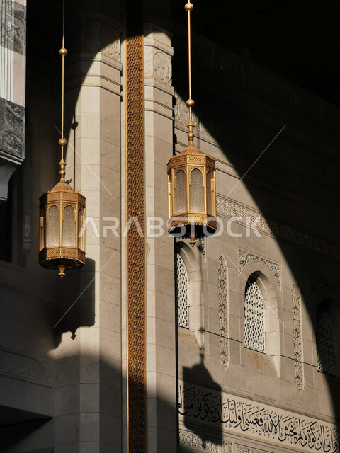 صورة جمالية مقربة لأنوار معلقة في الحرم المكي ، جمال و روعة العمارة الإسلامية ، فنون و زخارف عربية إسلامية ، المسجد الحرام بمكة المكرمة ، المملكة العربية السعودية