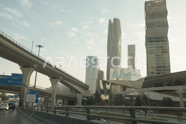 حركة مرور السيارات في الشوارع والطرقات، تقدم وتطور وسائل النقل والمواصلات، الفن الهندسي المعماري على الطراز الحديث لابراج الملك عبد الله المالي (كافد)، محطة مترو الرياض، تسهيل الحركة المرورية، التنقل السريع والآمن في السعودية
