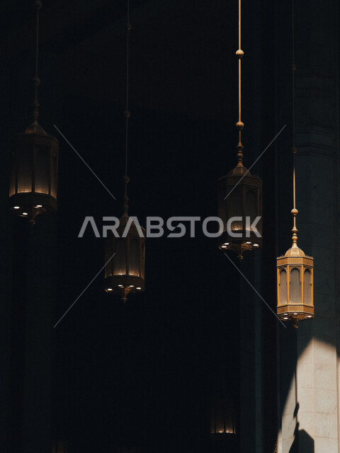 صورة جمالية مقربة لأنوار معلقة في الحرم المكي ، جمال و روعة العمارة الإسلامية ، فنون و زخارف عربية إسلامية ، المسجد الحرام بمكة المكرمة ، المملكة العربية السعودية