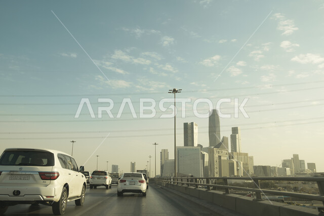 الاهتمام بالبنية التحتية للطرق، النمو والتقدم العمراني للابراج وناطحات السحاب، الطرقات والشوارع المعبدة في مدينة الرياض، حركة مرور السيارات على الجسور في المملكة العربية السعودية، وسائل النقل والمواصلات