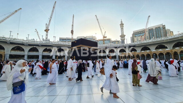 حجاج بيت الله الحرام يطوفون حول الكعبة المشرفة، الحرم المكي الشريف في مكة المكرمة بالمملكة العربية السعودية، أداء مناسك الحج والعمرة، العبادة والتقرب إلى الله، معالم دينية إسلامية