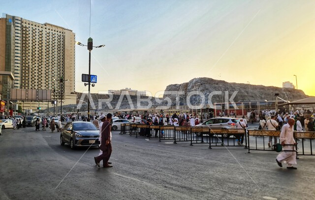 طريق اسفلتي معبد، معالم دينية اسلامية مقدسة، تجمع الحجاج والمعتمرين في موقف السيارات بمكة المكرمة، الفن الهندسي المعماري على الطراز الحديث في المملكة العربية السعودية