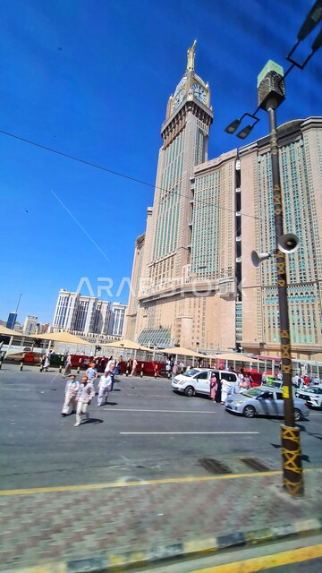 النمو والتقدم العمراني للأبراج وناطحات السحاب المحيطة بالحرم المكي، مبنى برج الساعة الملكي في مكة المكرمة، معالم دينية اسلامية مقدسة، الفن الهندسي المعماري على الطراز الحديث في المملكة العربية السعودية