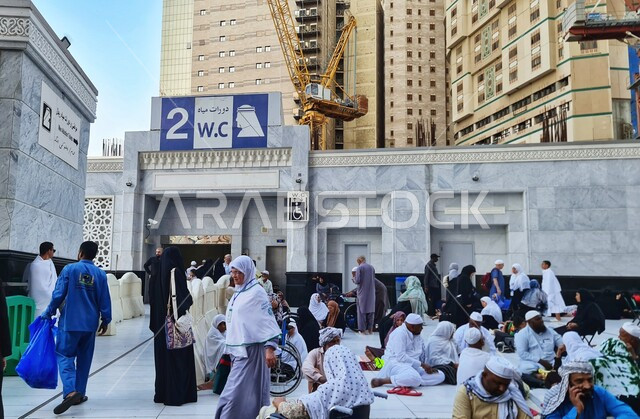 معالم دينية إسلامية مقدسة، تجمع الحجاج والمعتمرين في ساحة المسجد الحرام، مكة المكرمة بالمملكة العربية السعودية، أداء مناسك الحج والعمرة ، الفن الهندسي المعماري للابراج المحيطة بالحرم المكي الشريف