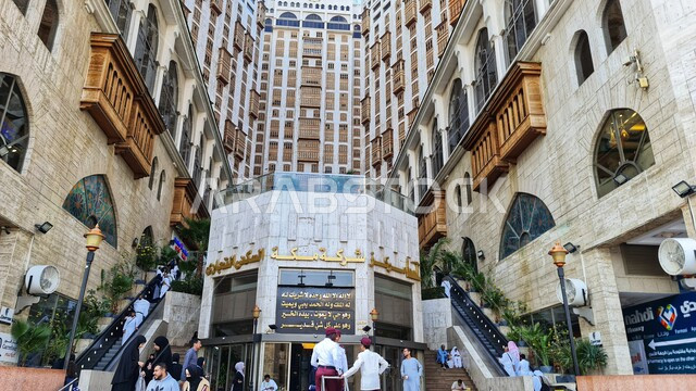 معالم دينية إسلامية مقدسة، تجمع الحجاج والمعتمرين المسجد الحرام، مكة المكرمة بالمملكة العربية السعودية، أداء مناسك الحج والعمرة ، الفن الهندسي المعماري للابراج المحيطة بالحرم المكي الشريف