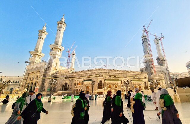 تجمع الحجاج والمعتمرين في ساحة المسجد الحرام، مكة المكرمة بالمملكة العربية السعودية، أداء مناسك الحج والعمرة ، الفن الهندسي المعماري للابراج المحيطة بالحرم المكي الشريف، معالم دينية إسلامية مقدسة