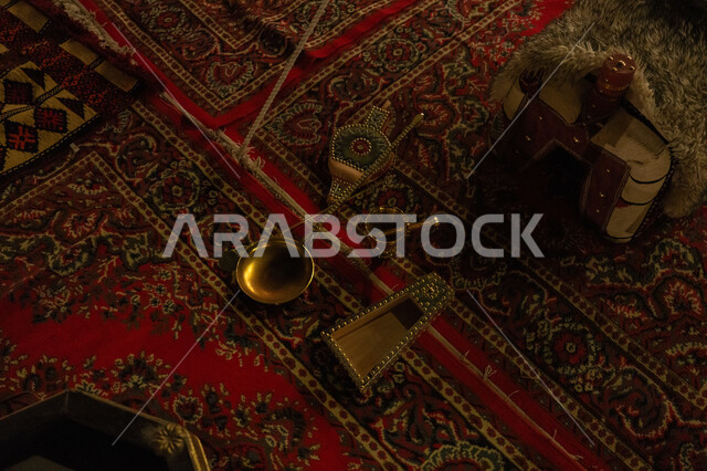 جلسة شعبيه تراثية، أسلوب الحياة القديمه في الباديه، صورة مقربة لمجموعة من أدوات  تحميص البن بالطريقة التقليدية على الحطب، اعداد و تحضير المشروبات الساخنة، منتج محلي ومحصول زراعي وطني