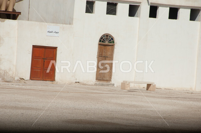 الفن الهندسي المعماري على الطراز التقليدي الأثري في المنطقة الشرقية، المعالم التراثية الدينية في المملكة العربية السعودية، الأبواب الخشبية المزخرفة في قصر إبراهيم التاريخي في محافظة الأحساء في الهفوف