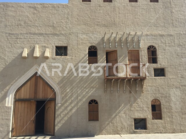 الفن الهندسي المعماري على الطراز التقليدي الأثري في المنطقة الشرقية، المعالم التراثية الدينية في المملكة العربية السعودية، الأبواب الخشبية المزخرفة في قصر إبراهيم التاريخي في محافظة الأحساء في الهفوف