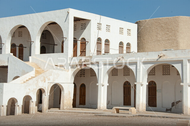 الفن الهندسي المعماري على الطراز التقليدي للاقواس والأعمدة، الأماكن الأثرية في المنطقة الشرقية، المعالم التراثية الدينية في المملكة العربية السعودية، الأبواب والنوافذ الخشبية المزخرفة في قصر إبراهيم التاريخي في محافظة الأحساء في الهفوف