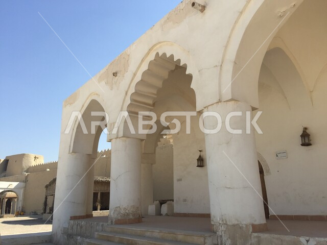 الفن الهندسي المعماري على الطراز التقليدي للاقواس والأعمدة، الأماكن الأثرية في المنطقة الشرقية، المعالم التراثية الدينية في المملكة العربية السعودية، الأبواب والنوافذ الخشبية المزخرفة في قصر إبراهيم التاريخي في محافظة الأحساء في الهفوف
