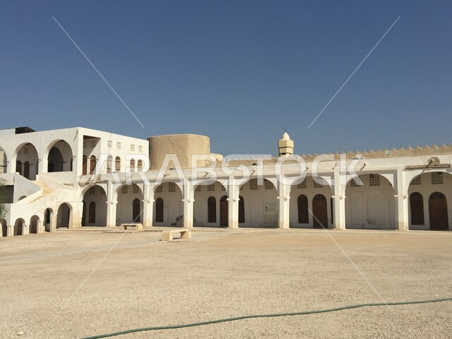 الفن الهندسي المعماري على الطراز التقليدي للاقواس والأعمدة، الأماكن الأثرية في المنطقة الشرقية، المعالم التراثية الدينية في المملكة العربية السعودية، الأبواب والنوافذ الخشبية المزخرفة في قصر إبراهيم التاريخي في محافظة الأحساء في الهفوف