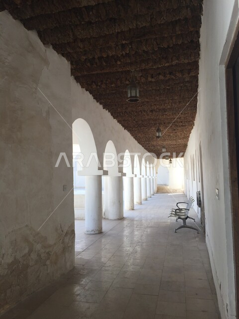 الأماكن الأثرية في المنطقة الشرقية، الفن الهندسي المعماري على الطراز التقليدي للاقواس والأعمدة في قصر إبراهيم التاريخي في محافظة الأحساء في الهفوف، المعالم التراثية الدينية في المملكة العربية السعودية، الفوانيس المعلقة بالأسقف 