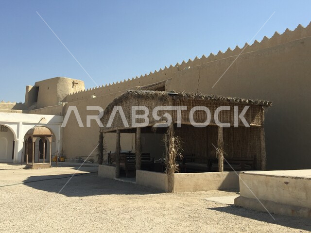 الباحة الخارجية في قصر إبراهيم التاريخي في محافظة الأحساء في الهفوف، الأماكن الأثرية في المنطقة الشرقية، الفن الهندسي المعماري على الطراز التقليدي، المعالم التراثية الدينية في المملكة العربية السعودية