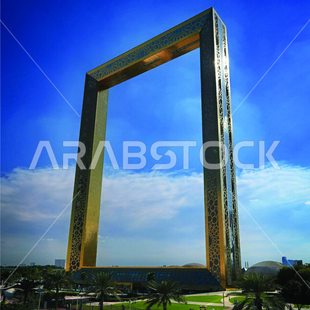 التقدم والتطور العمراني للأبراج وناطحات السحاب على الطراز الحديث، الفن الهندسي المعماري لمبنى برواز دبي الذهبي في النهار، جذب واستقطاب السياح من شتى أنحاء العالم، مكان ومعلم سياحي مشهور في الإمارات العربية المتحدة، الاهتمام بزراعة النباتات الخضراء وأشجار النخيل