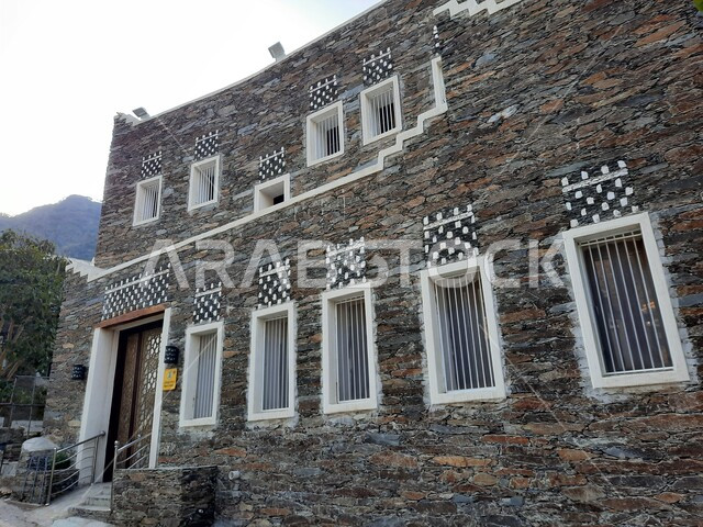  الأماكن التاريخية السياحية، الفن الهندسي المعماري على الطراز التقليدي الاثري، جذب واستقطاب السياح من كافة انحاء العالم، قرية رجال ألمع التراثية في منطقة عسير في النهار، بيوت شعبية قديمة في المملكة العربية السعودية