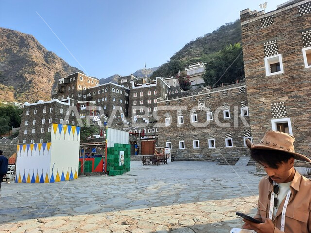 الفن الهندسي المعماري على الطراز التقليدي الاقري، استقطاب وجذب السياح من كافة انحاء العالم،  قرية رجال ألمع التراثية في منطقة عسير في النهار، بيوت شعبية قديمة في المملكة العربية السعودية، الأماكن التاريخية السياحية