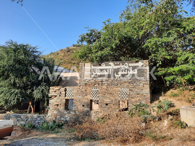 الفن الهندسي المعماري على الطراز التقليدي الاثري، جذب واستقطاب السياح من كافة انحاء العالم، قرية رجال ألمع التراثية في منطقة عسير في النهار، بيوت شعبية قديمة في المملكة العربية السعودية، الأماكن التاريخية السياحية
