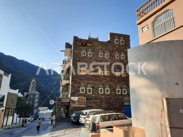 الفن الهندسي المعماري على الطراز التقليدي الاثري، جذب واستقطاب السياح من كافة انحاء العالم، قرية رجال ألمع التراثية في منطقة عسير في النهار، بيوت شعبية قديمة في المملكة العربية السعودية، الأماكن التاريخية السياحية