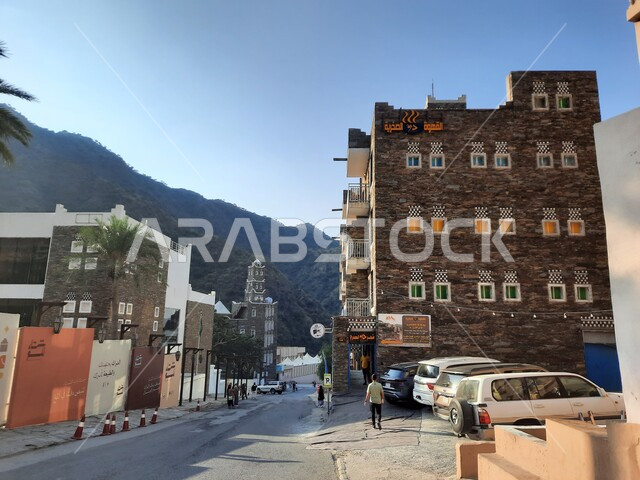 الأماكن التاريخية السياحية، الفن الهندسي المعماري على الطراز التقليدي الاقري، استقطاب وجذب السياح من كافة انحاء العالم،  قرية رجال ألمع التراثية في منطقة عسير في النهار، بيوت شعبية قديمة في المملكة العربية السعودية