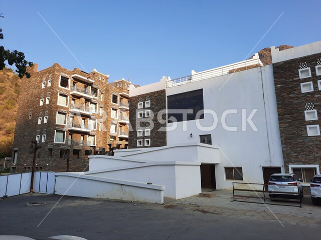 الأماكن التاريخية السياحية، الفن الهندسي المعماري على الطراز التقليدي الاقري، استقطاب وجذب السياح من كافة انحاء العالم،  قرية رجال ألمع التراثية في منطقة عسير في النهار، بيوت شعبية قديمة في المملكة العربية السعودية