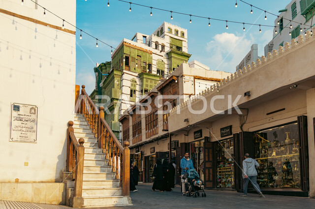 سوق شعبي في حي البلد بمدينة جدة في النهار معلم تاريخي قديم, الأسواق التقليدية الأثرية, مكان سياحي تراثي مشهور في المملكة العربية السعودية, منطقة جذب واستقطاب السياح, الفن الهندسي المعماري على الطراز القديم