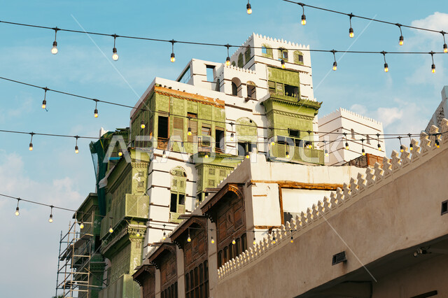 المشربيات والنوافذ القديمة, البيوت والمنازل التاريخية في حي البلد بمدينة جدة في النهار, الفن الهندسي المعماري للبناء على الطراز العربي القديم, مبنى اثري تراثي, معلم سياحي شعبي في المملكة العربية السعودية