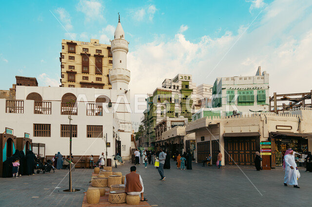 معلم تاريخي قديم, سوق شعبي في حي البلد بمدينة جدة في النهار, الأسواق التقليدية الأثرية, مكان سياحي تراثي مشهور في المملكة العربية السعودية, منطقة جذب واستقطاب السياح, الفن الهندسي المعماري على الطراز القديم