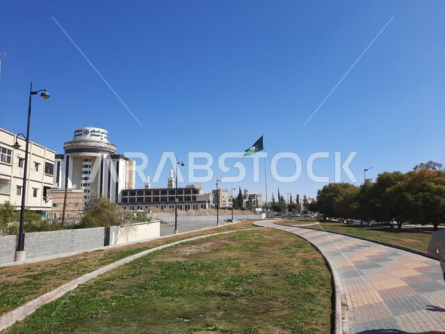 نقطة إلتقاء الفنانين وعشاق الفن، الطرق والشوارع المتميزة، جذب واستقطاب السياح من كافة انحاء العالم، منتزه سياحي مشهور في المملكة العربية السعودية، شارع الفن الشهير في مدينة أبها في منطقة عسير، الاهتمام بالأشجار والنباتات الطبيعية الخضراء في الحديقة