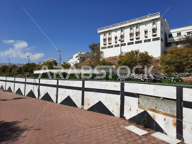 نقطة إلتقاء الفنانين وعشاق الفن، الطرق والشوارع المتميزة، جذب واستقطاب السياح من كافة انحاء العالم، منتزه سياحي مشهور في المملكة العربية السعودية، شارع الفن الشهير في مدينة أبها في منطقة عسير، الاهتمام بالأشجار والنباتات الطبيعية الخضراء في الحديقة