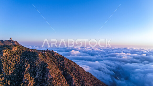 منظر السحب والغيوم الكثيفة على قمة الجبل, المرتفعات والهضاب في المناطق الجبلية, المعالم والأماكن السياحية الطبيعية في المملكة العربية السعودية, قمم جبال السودة في منطقة عسير في النهار