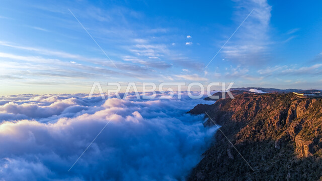 منظر السحب والغيوم الكثيفة على قمة الجبل, المرتفعات والهضاب في المناطق الجبلية, المعالم والأماكن السياحية الطبيعية في المملكة العربية السعودية, قمم جبال السودة في منطقة عسير في النهار