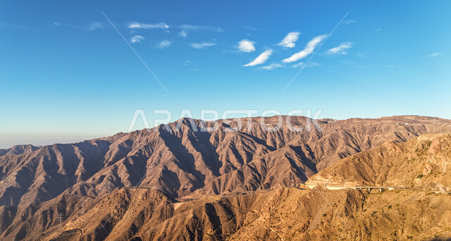 قمة جبال أبها في منطقة عسير في النهار, الطبيعة والتكوينات الصخرية في المناطق الجبلية, القمم والمرتفعات والهضاب, المعالم والأماكن السياحية الطبيعية في المملكة العربية السعودية