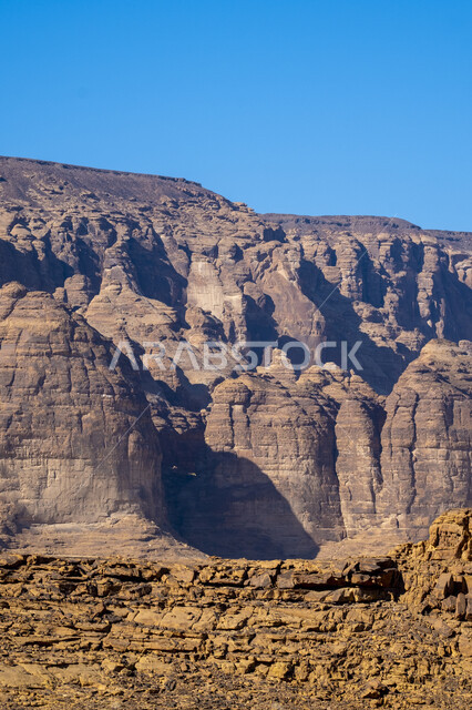 المرتفعات والهضاب في المناطق الجبلية, المعالم والأماكن السياحية الطبيعية المشهورة في المملكة العربية السعودية, جذب واستقطاب السياح من أنحاء العالم, الطبيعة الصخرية في منطقة العلا في النهار