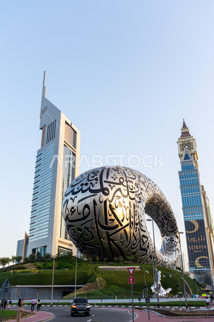 متحف المستقبل في إمارة دبي في النهار, المعالم الثقافية والتكنولوجية المشهورة, الأماكن السياحية في الإمارات العربية المتحدة, الفن الهندسي المعماري على الطراز الحديث, جذب واستقطاب السياح من أنحاء العالم