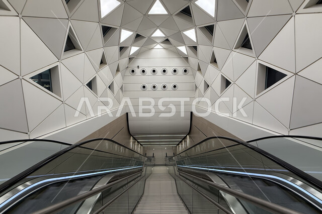 السلم المتحرك داخل محطة مترو الرياض, مفهوم تسهيل الحركة المرورية في المملكة العربية السعودية, توفير خدمات التنقل الآمن والسريع, تقدم وتطور وسائل النقل والمواصلات البرية