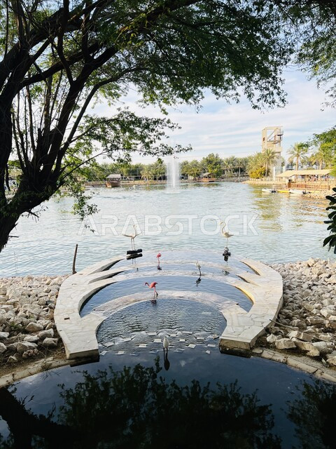 جذب واستقطاب السياح من جميع أنحاء العالم, الاهتمام بزراعة الأشجار والنباتات الخضراء, بحيرة منتزه مدينة جواثا في منطقة الاحساء في النهار, الحدائق والمنتزهات الترفيهية, المعالم والأماكن السياحية الطبيعية المشهورة في المملكة العربية السعودية