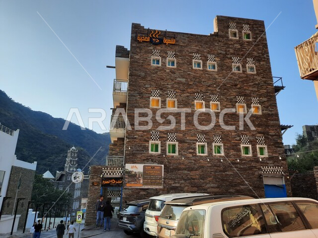 جذب واستقطاب السياح من أنحاء العالم, الفن الهندسي المعماري على الطراز القديم, قرية رجال ألمع التراثية في منطقة عسير في النهار, المباني والبيوت الأثرية التاريخية القديمة, المعالم والأماكن السياحية المشهورة في المملكة العربية السعودية