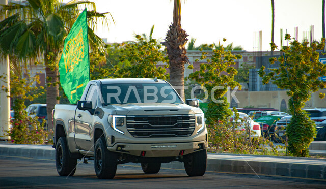 الاحتفال بالأعياد والمناسبات الوطنية, ذكرى اليوم الوطني السعودي 23 سبتمبر, الفخر والاعتزاز والانتماء للوطن, فعالية احتفالية ترفيهية, يوم العلم السعودي 11 مارس, سيارة جي ام سي تسير في إحدى الشوارع وترفع علم المملكة العربية السعودية