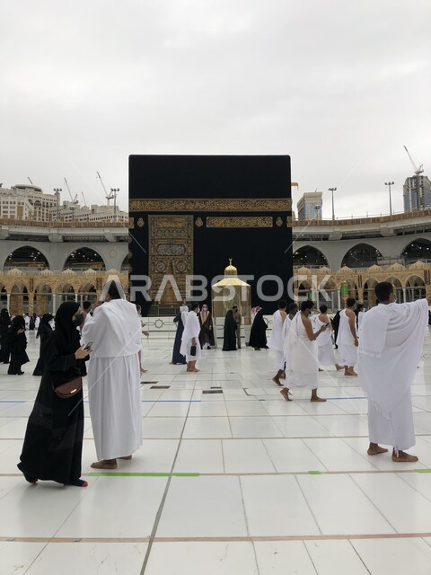الحجاج والمعتمرين في ساحة الحرم المكي الشريف, مقصد المسلمين من أنحاء العالم, أداء مناسك الحج والعمرة, الأماكن والمعالم الدينية الإسلامية المقدسة في المملكة العربية السعودية, العبادة والتقرب إلى الله تعالى, الكعبة المشرفة في مكة المكرمة