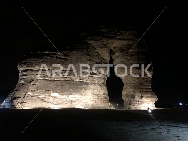 جبل الفيل في مدينة العلا في الليل، مفهوم الحضارات القديمة، المعالم التاريخية الأثرية، الطبيعة الجافة في المناطق الصحراوية، الأماكن والمعالم السياحية المشهورة, التكوينات والتشكيلات الصخرية في المملكة العربية السعودية