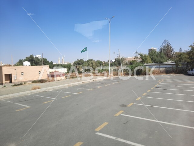 علم المملكة العربية السعودية يرفرف في السماء, الاحتفال باليوم الوطني السعودي 23 سبتمبر, الأعياد والمناسبات الوطنية, يوم العلم السعودي 11 مارس, المعالم السياحية المشهورة, شارع الفنون في أبها بمنطقة عسير في النهار