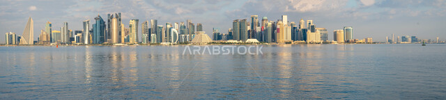 الفن الهندسي المعماري للأبراج وناطحات السحاب على الطراز الحديث, جذب واستقطاب السياح من أنحاء العالم, الاماكن والمعالم السياحية المشهورة في قطر, صورة بانورامية للمباني والمنشآت المطلة على البحر في مدينة الدوحة في النهار
