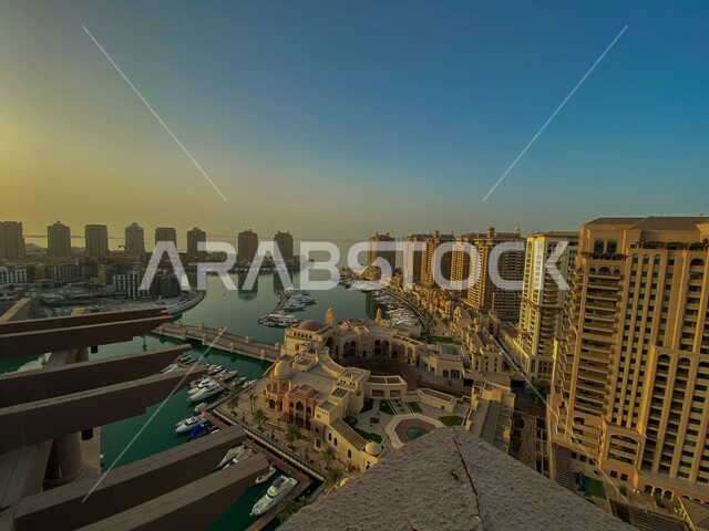 جزيرة اللؤلؤة الاصطناعية في مدينة الدوحة في النهار, الفن الهندسي المعماري للأبراج وناطحات السحاب على الطراز الحديث, الفنادق والمنتجعات السياحية, اماكن ومعالم السياحة المشهورة في قطر, جذب واستقطاب السياح من أنحاء العالم