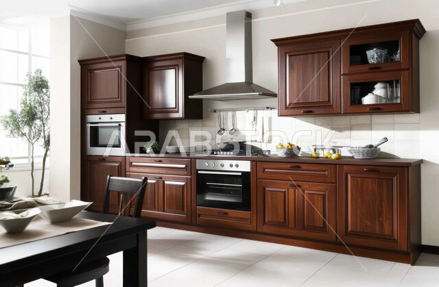  فنون الهندسة المعمارية المتميزة الحديثة، تصميم فاخر باللون البني الداكن للأخشاب وطاولة الطعام، مطبخ بديكور داخلي عصري، شقق وفلل سكنية في السعودية، استخدام الطراز الفني الراقي في الأثاث المنزلي