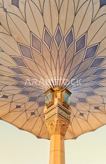مقصد المسلمين من أنحاء العالم, المعالم والأماكن الدينية الإسلامية المقدسة في المملكة العربية السعودية, العبادة والتقرب إلى الله, صورة مقربة لإحدى المظلات الالكترونية في ساحة المسجد النبوي الشريف بالمدينة المنورة