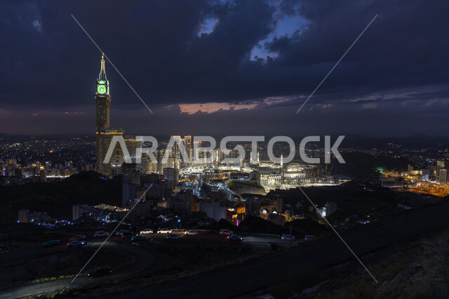 الفن الهندسي المعماري للأبراج وناطحات السحاب المطلة على الحرم المكي الشريف, برج الساعة الملكي في مكة المكرمة, المباني والمنشآت المضيئة في الليل, الأماكن والمعالم الدينية الإسلامية المشهورة في المملكة العربية السعودية