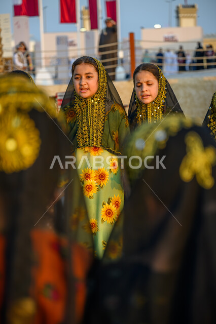 اليوم الوطني لدولة قطر 18 ديسمبر, الفخر والاعتزاز بالهوية القطرية, مفهوم الحب والانتماء للبلاد, صورة مقربة لمجموعة فتيات عربيات خليجيات قطريات ترتدين أزياء شعبية تحتفلن في إحدى فعاليات الدوحة, الاحتفال بالأعياد والمناسبات الوطنية