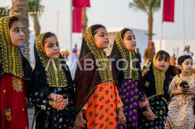 الاحتفال بالأعياد والمناسبات الوطنية, اليوم الوطني لدولة قطر 18 ديسمبر, الفخر والاعتزاز بالهوية القطرية, مفهوم الحب والانتماء للبلاد, مجموعة فتيات عربيات خليجيات قطريات ترتدين أزياء شعبية تحتفلن في إحدى فعاليات الدوحة