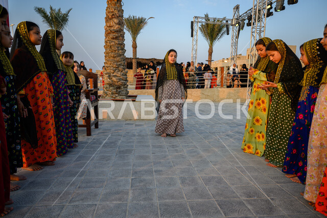 الفخر والاعتزاز بالهوية القطرية, مفهوم الحب والانتماء للبلاد, مجموعة فتيات عربيات خليجيات قطريات ترتدين أزياء شعبية تحتفلن في إحدى فعاليات الدوحة, الاحتفال بالأعياد والمناسبات الوطنية, اليوم الوطني لدولة قطر 18 ديسمبر